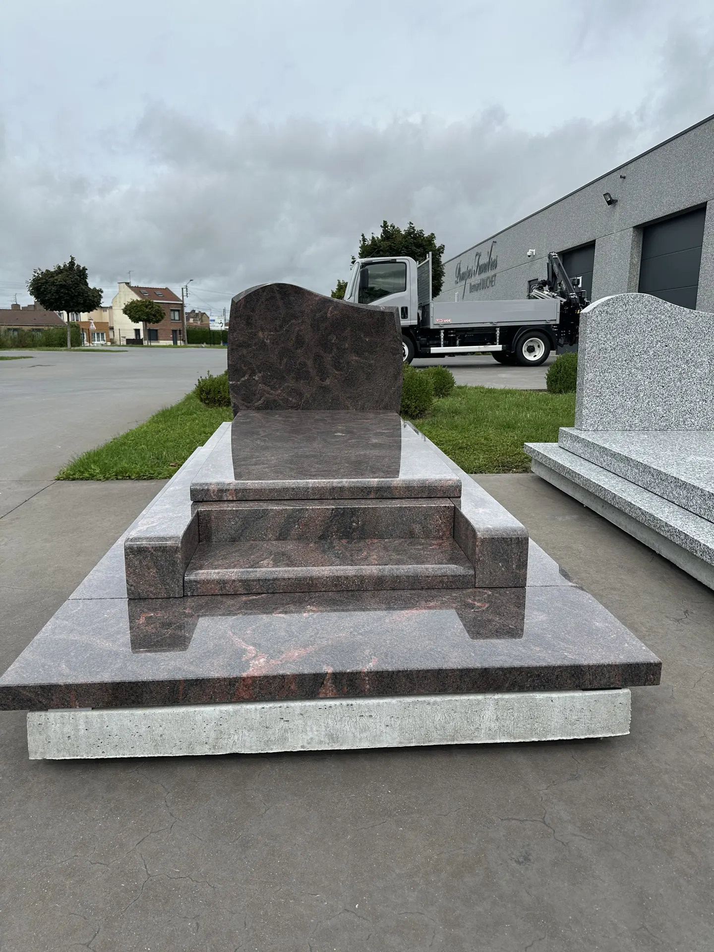 Choix d'un granit pour la conception d'un monument funéraire au parc d'exposition des établissements Buchet à Wavrin
