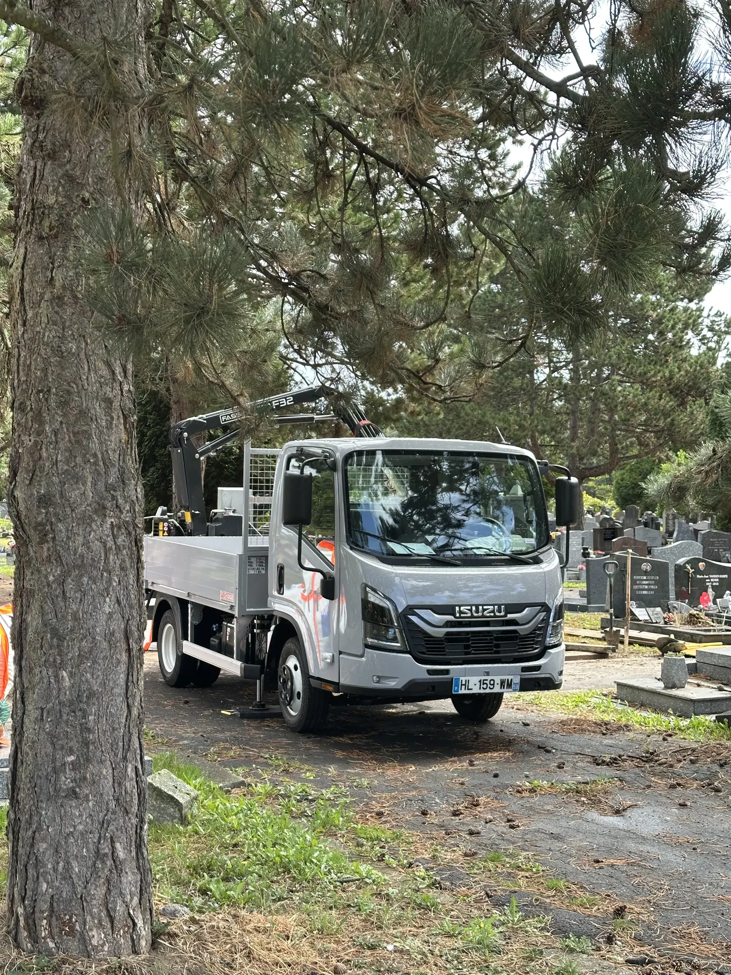 Pose millimétrée d'une pierre tombale par l'équipe experte de la Marbrerie Buchet dans un cimetière du Carembault