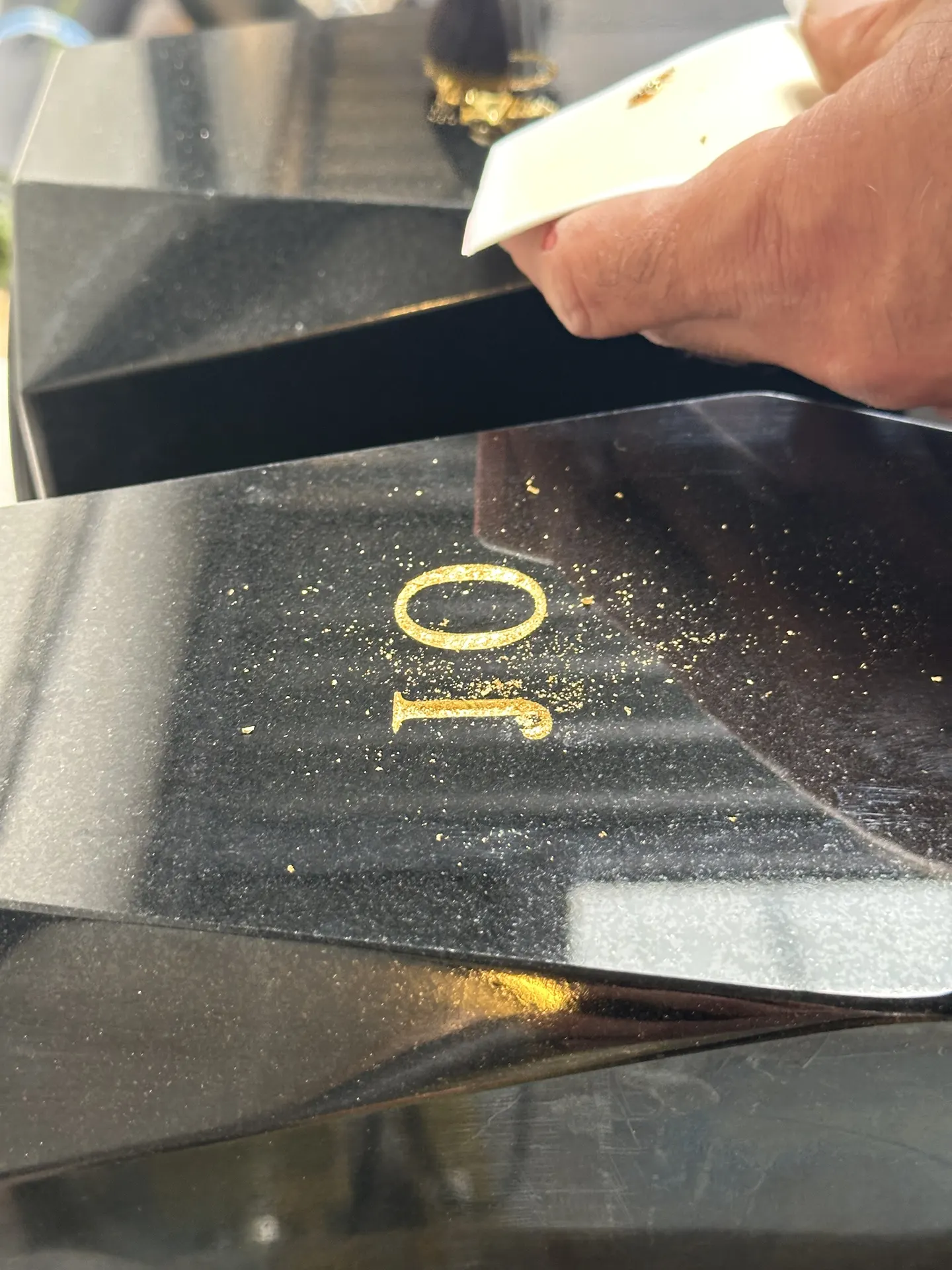 Détail d'une gravure sur-mesure à la feuille d'or réalisée par la Marbrerie Buchet à Wavrin