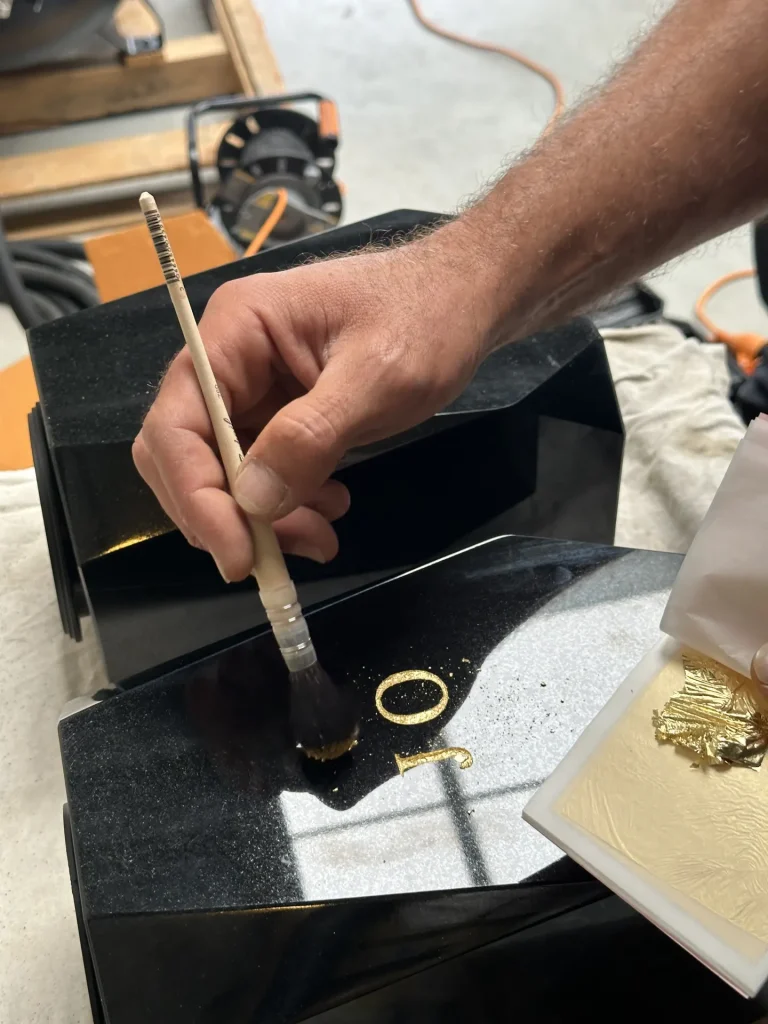 Gravure sur pierre tombale et rechampissage à la feuille d'or réalisée par l'établissement dans les Weppes