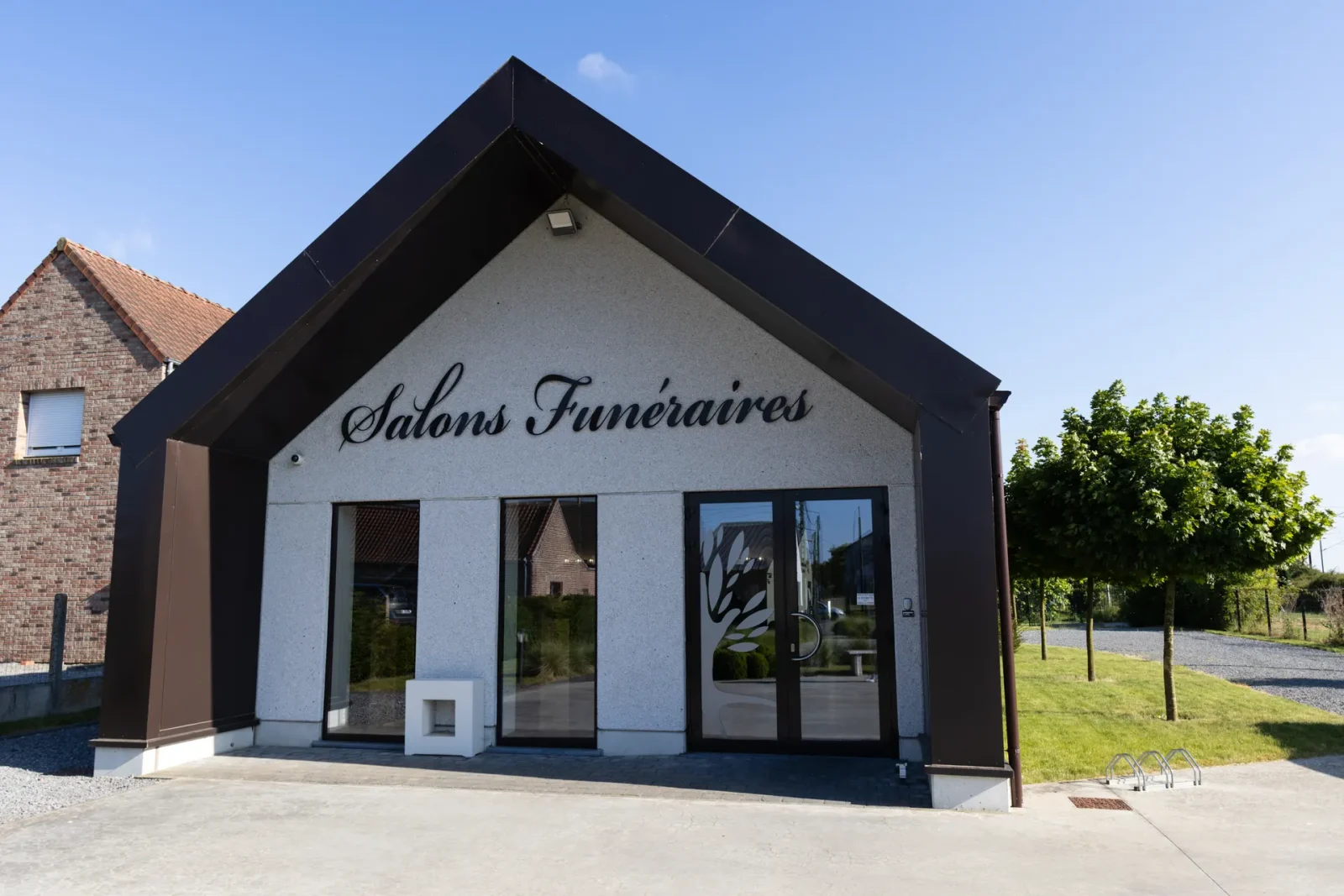 Façade historique des Pompes Funèbres et de la Marbrerie Buchet au cœur de Wavrin