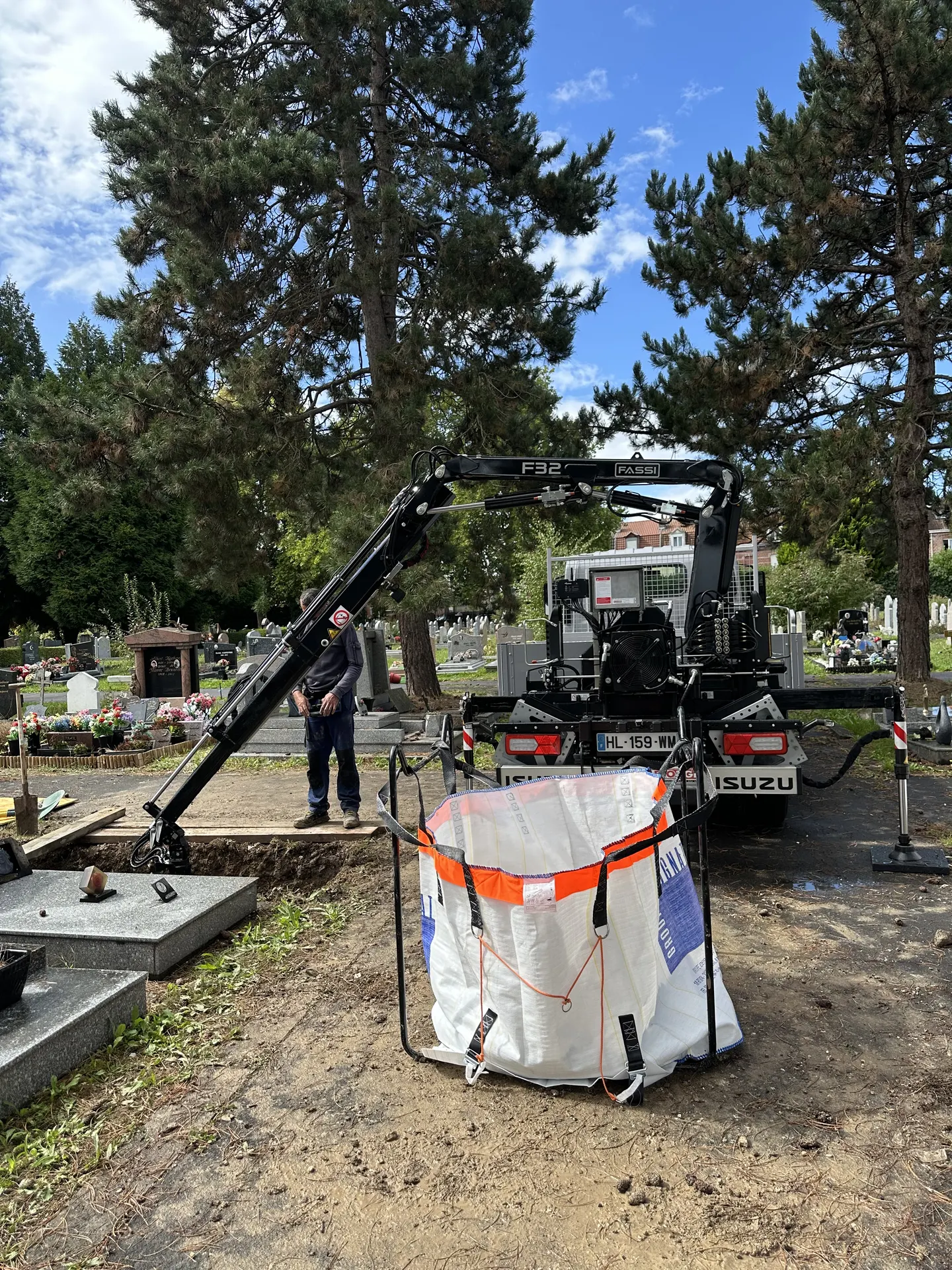 Marbriers de la Maison Buchet en intervention sur une sépulture dans un cimetière des Weppes